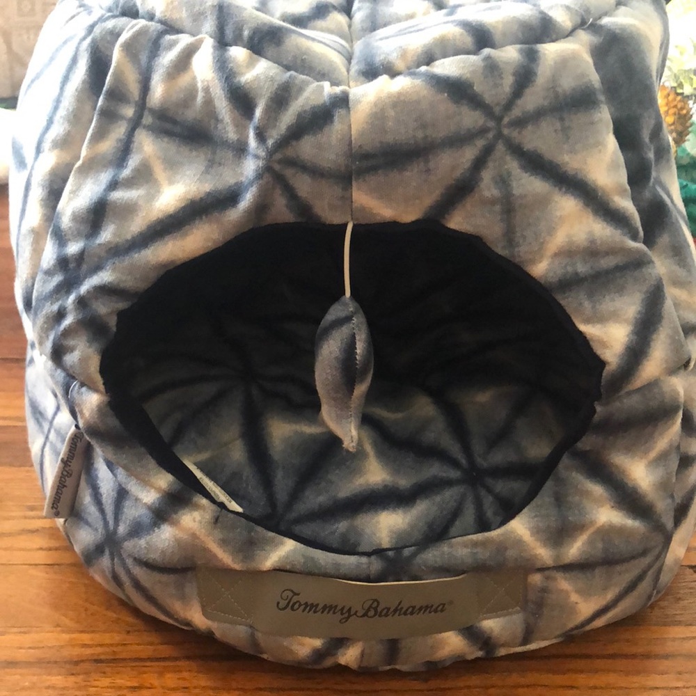 Tommy Bahama Collapsible Pet Bed and Hideaway